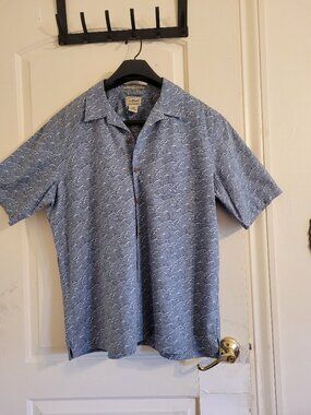 L.L.Bean Traditional Fit Men Button Front Camp Shirt Blue Wave Print Short Sleev